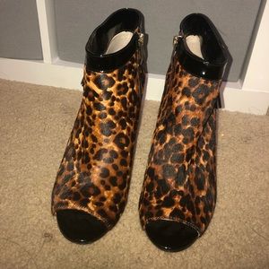VINCE CAMUTO CHEETAH PEEP TOE HEEL